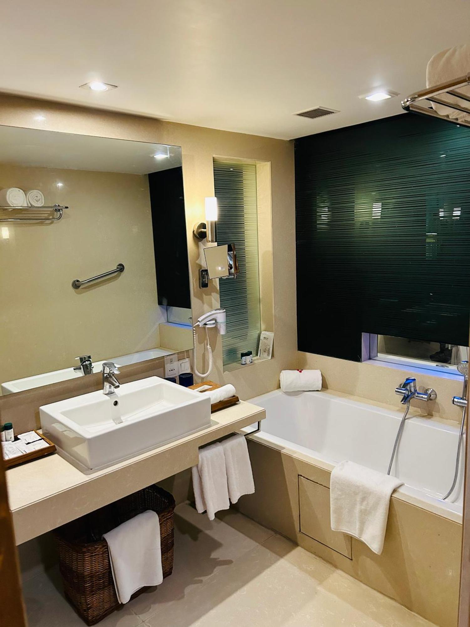 Fortune Select Sg Highway, Ahmedabad - Member Itc Hotels' Group 外观 照片